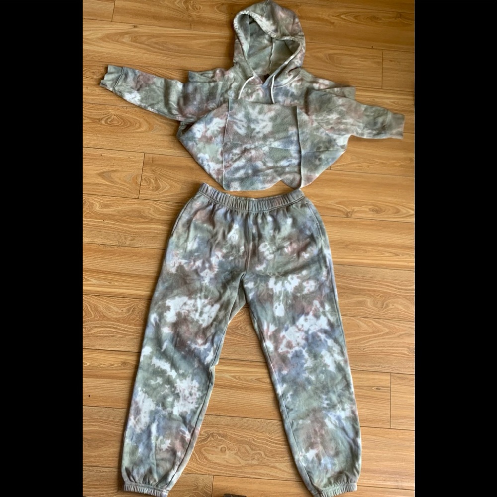 Women’s Cropped Hoodie and Sweatpants Set Size M